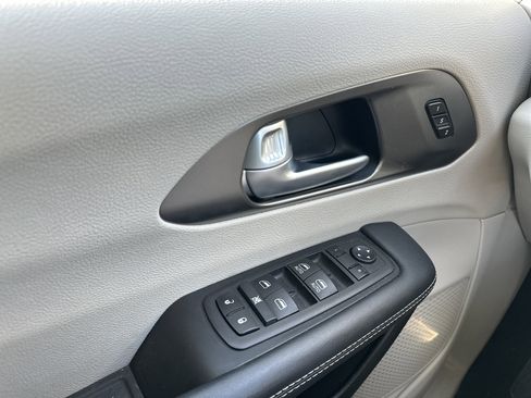 Used 2024 Chrysler Pacifica Touring-L image 23