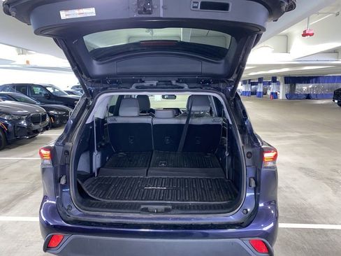 Used 2020 Toyota Highlander XLE AWD/4WD image 7