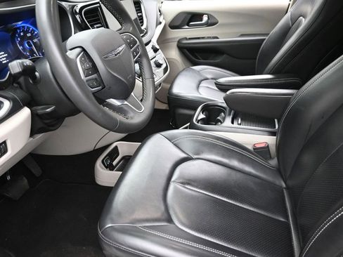 Used 2023 Chrysler Pacifica Touring-L FWD image 19