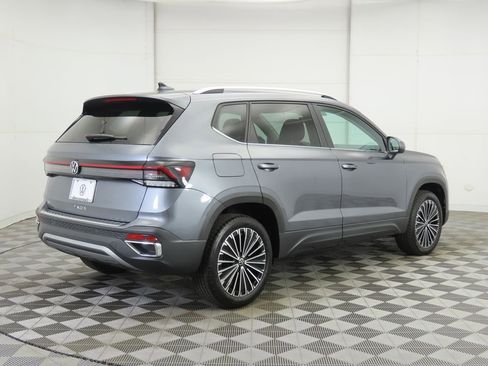 New 2026 Volkswagen Taos SE image 5