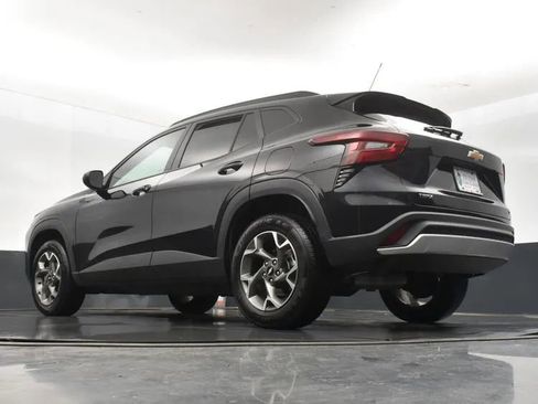 Used 2025 Chevrolet Trax LT image 12