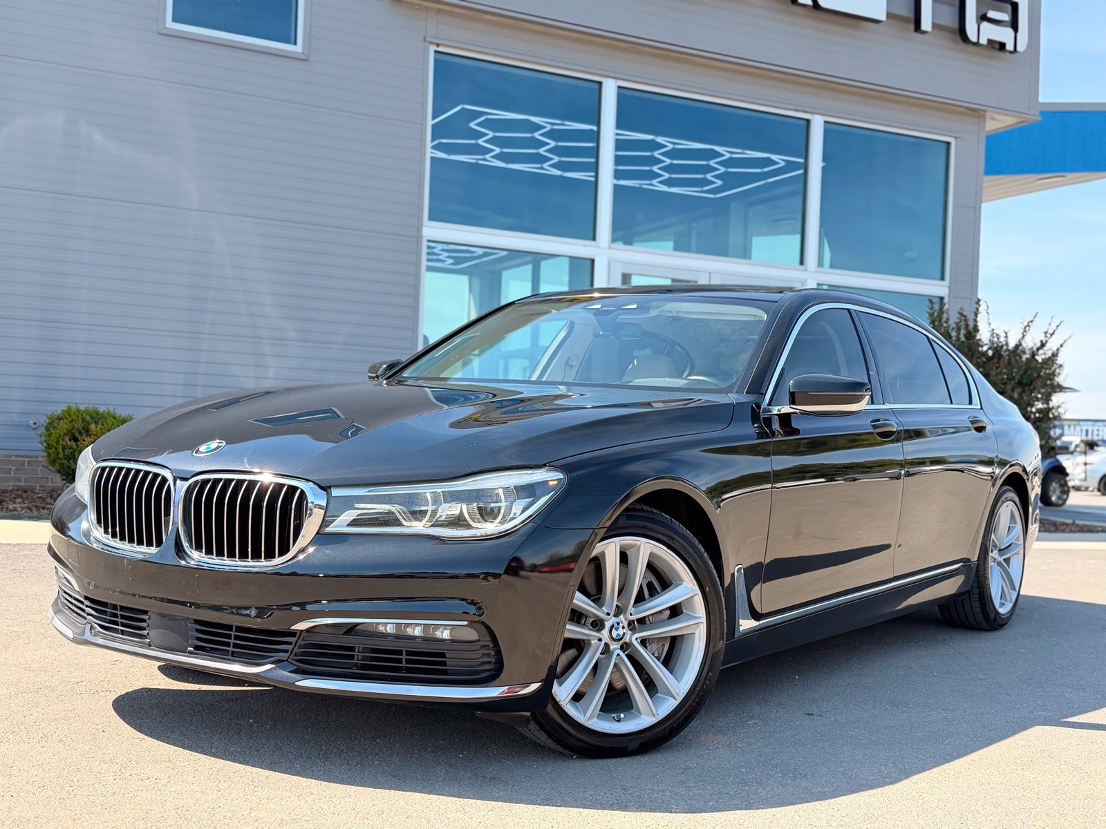 Used 2018 BMW 750i xDrive AWD/4WD image 16