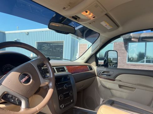 Used 2011 GMC Sierra 2500 SLT w/ SLT Convenience Package image 9