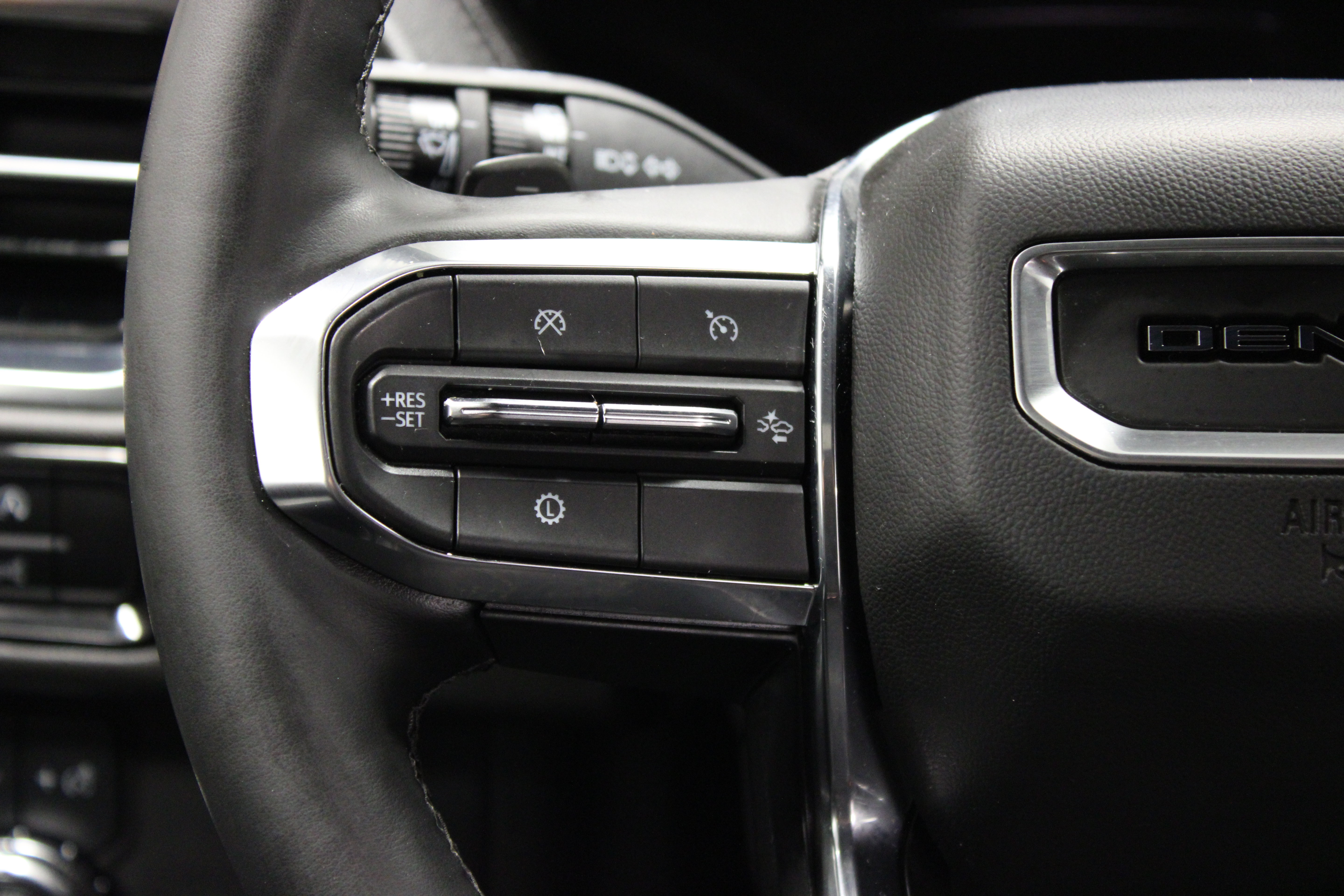 Used 2025 GMC Yukon Denali AWD/4WD image 24