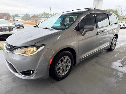 Used 2020 Chrysler Pacifica Touring-L image 3