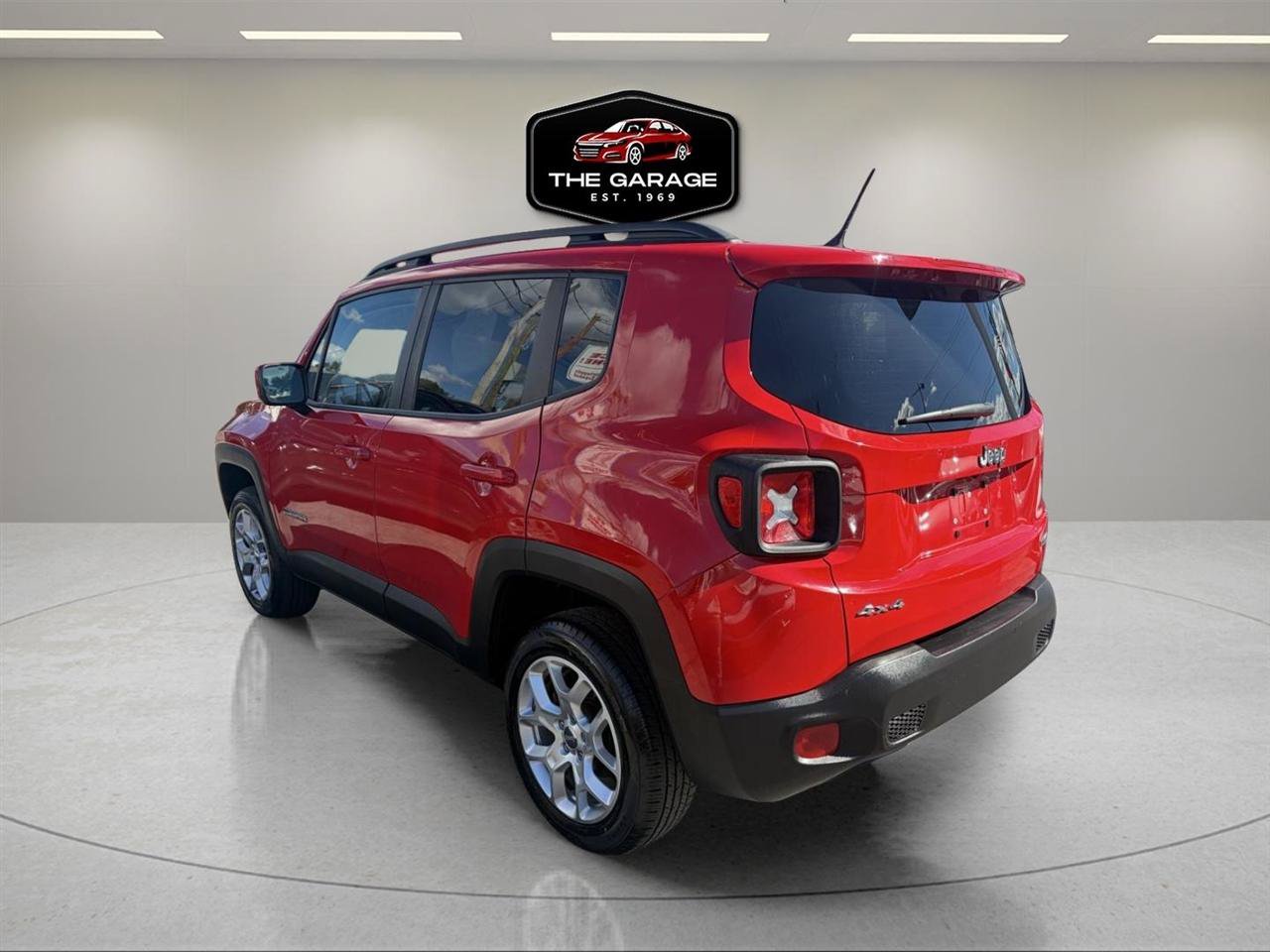 Used 2017 Jeep Renegade Latitude AWD/4WD image 3