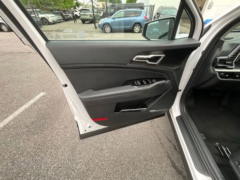 Used 2025 Kia Sportage EX image 6