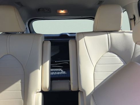 Used 2023 Toyota Highlander XLE image 18