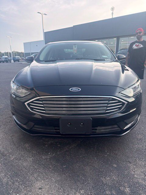 Used 2017 Ford Fusion SE w/ Fusion SE Technology Package FWD image 3