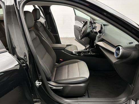 Used 2025 Chevrolet Trax LT FWD image 18