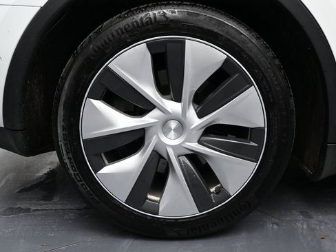 Used 2022 Tesla Model Y Long Range image 12