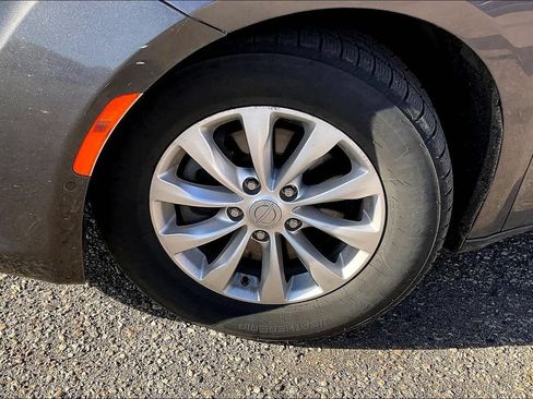 Used 2018 Chrysler Pacifica Touring-L Plus w/ Advanced Safetytec Group FWD image 4