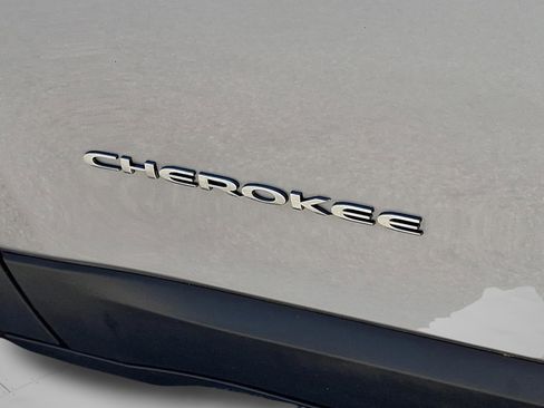 Certified 2019 Jeep Cherokee Latitude Plus AWD/4WD image 28