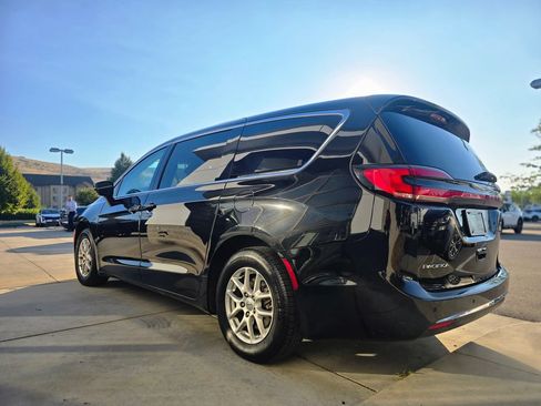 Used 2024 Chrysler Pacifica Touring-L FWD image 7