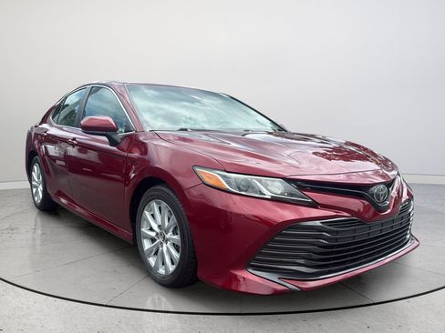 Used 2018 Toyota Camry LE FWD image 1