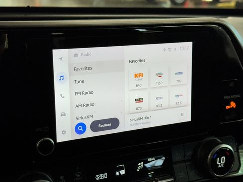 Used 2023 Toyota Highlander XLE image 19