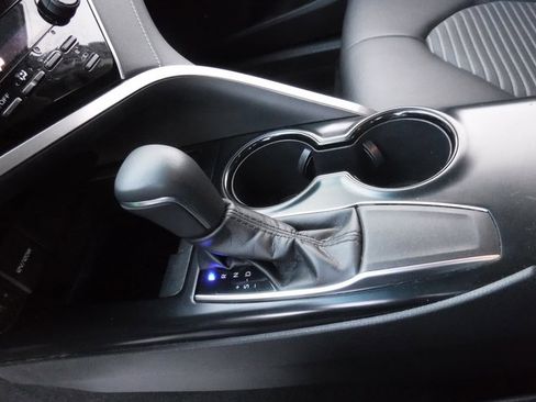 Used 2018 Toyota Camry SE image 17