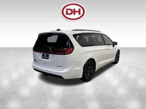 Used 2025 Chrysler Pacifica Limited w/ Trailer Tow Group image 12