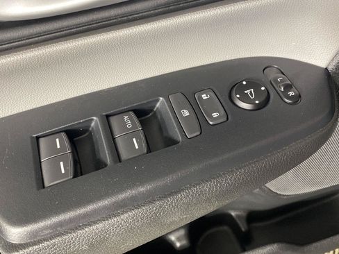 Used 2019 Honda CR-V LX image 11