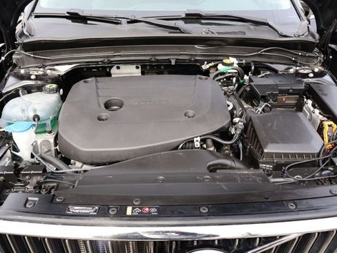 Used 2025 Volvo XC40 B5 Plus image 27