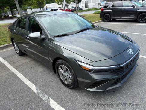Used 2025 Hyundai Elantra SE FWD image 3