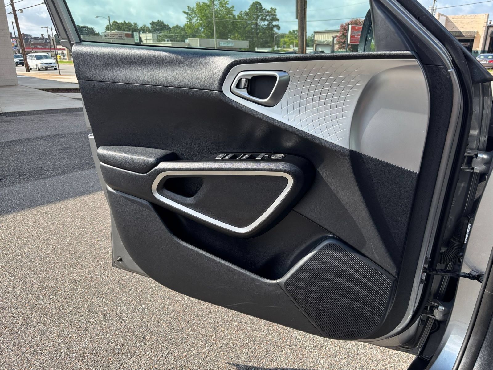 Used 2025 Kia Soul LX w/ LX Technology Package FWD image 18