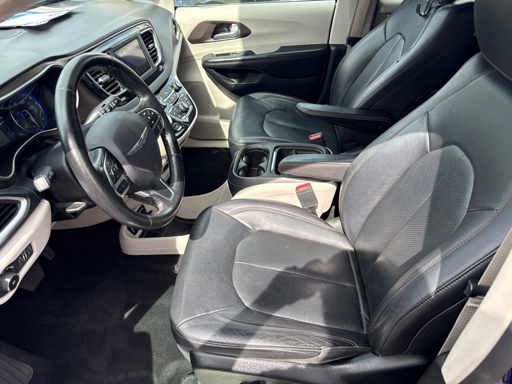 Used 2019 Chrysler Pacifica Touring-L FWD image 18