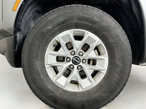 Used 2024 Nissan Frontier SV image 11