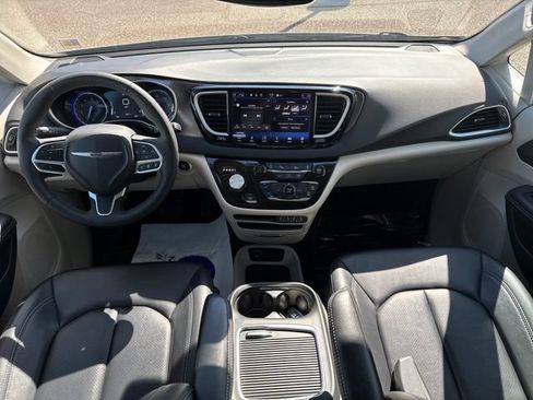 Used 2024 Chrysler Pacifica Touring-L FWD image 12