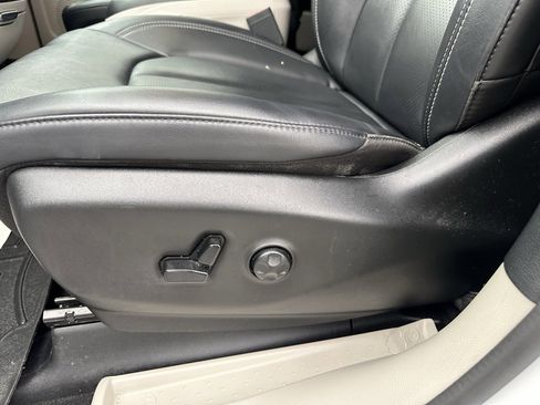 Used 2024 Chrysler Pacifica Touring-L w/ Uconnect Theater Family Group image 12