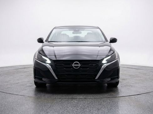 Used 2025 Nissan Altima 2.5 SV FWD image 2