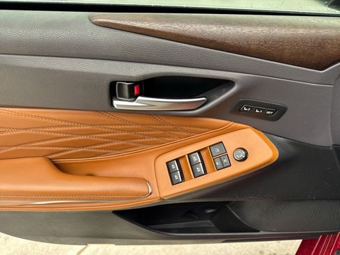 Used 2019 Toyota Avalon Limited image 18