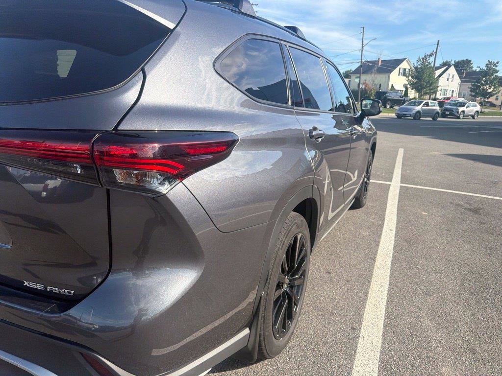 Used 2025 Toyota Highlander XSE AWD/4WD image 3