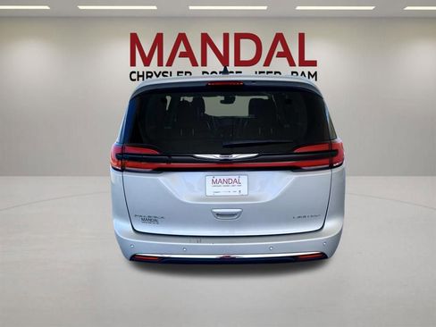 Used 2024 Chrysler Pacifica Limited FWD image 7