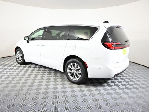 Used 2025 Chrysler Pacifica Select image 4