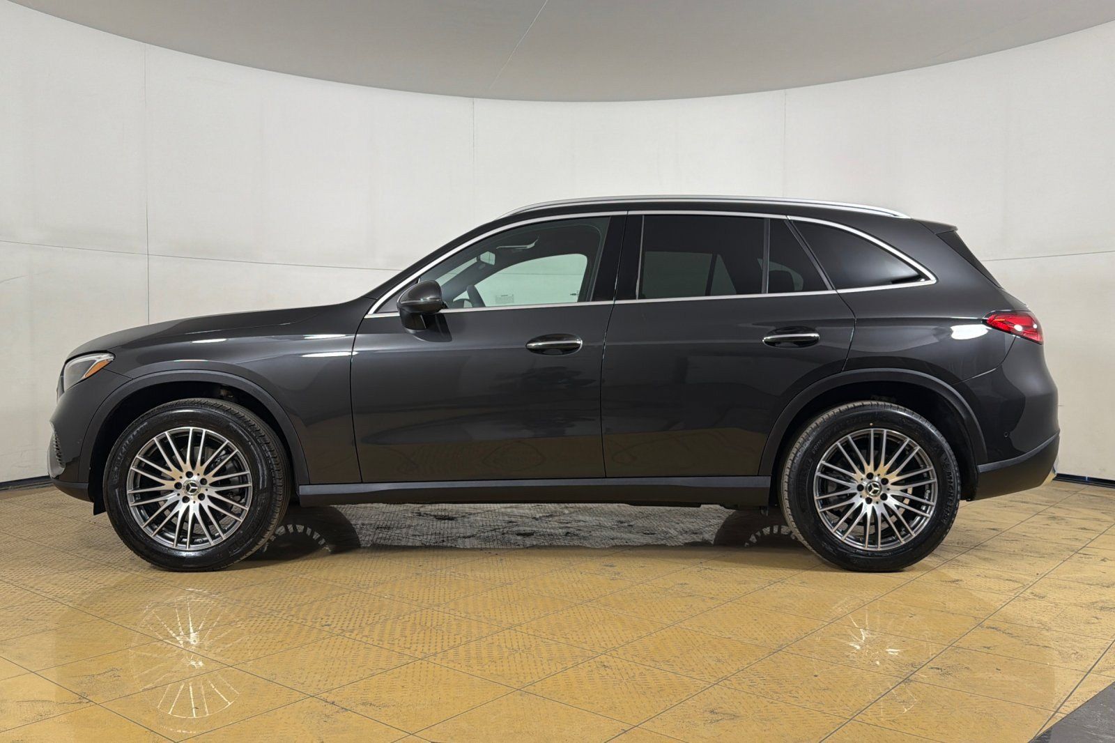 Used 2026 Mercedes-Benz GLC 300 image 2