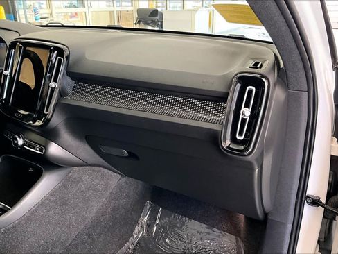 Certified 2022 Volvo XC40 T4 R-Design w/ Advanced Package image 18