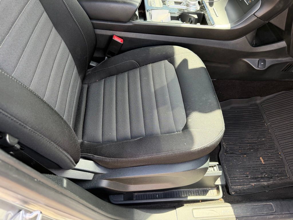 Used 2020 Ford Edge SE FWD image 14