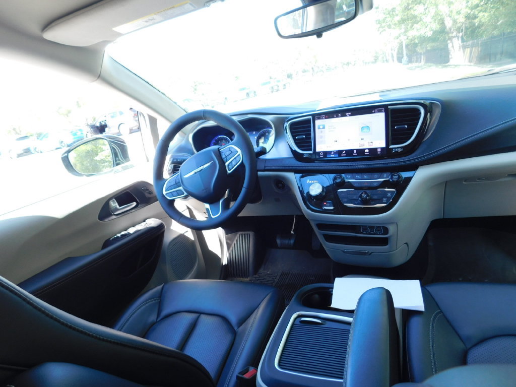 Used 2024 Chrysler Pacifica Touring-L w/ Road Tripper Package AWD/4WD image 2