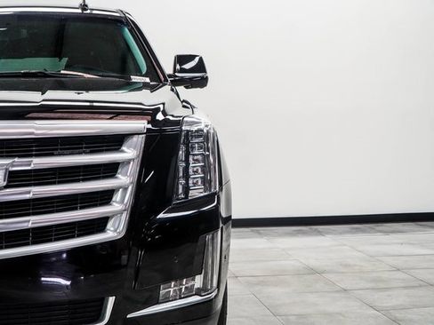 Used 2019 Cadillac Escalade Luxury image 4