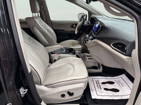 Used 2017 Chrysler Pacifica Limited w/ UConnect Theater Package FWD image 20