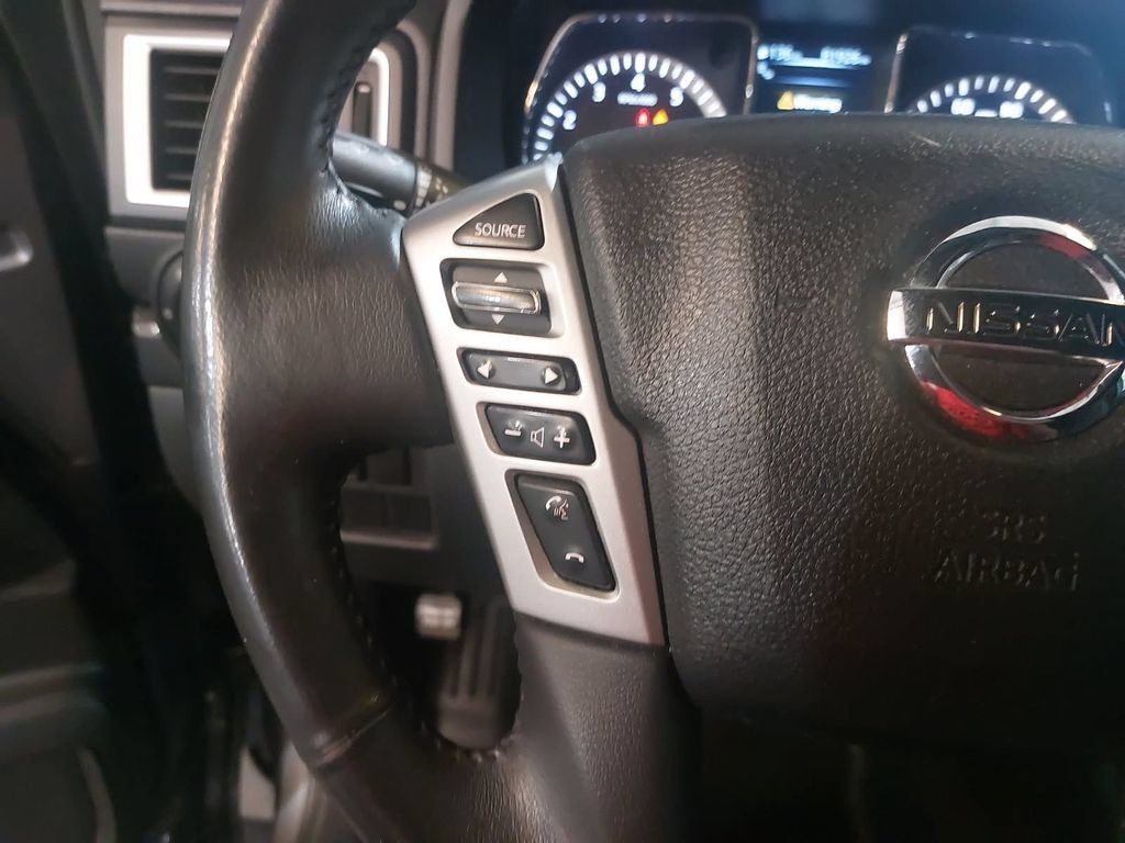 Used 2018 Nissan Titan SV w/ SV Convenience Package AWD/4WD image 17