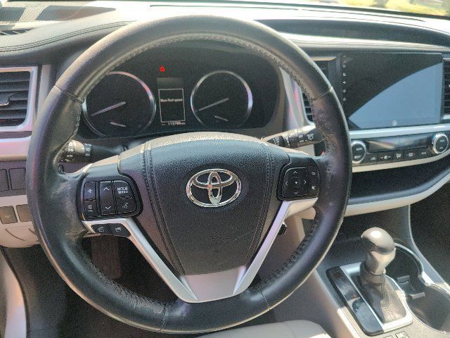 Used 2014 Toyota Highlander XLE FWD image 19
