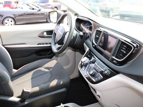Used 2018 Chrysler Pacifica L FWD image 12