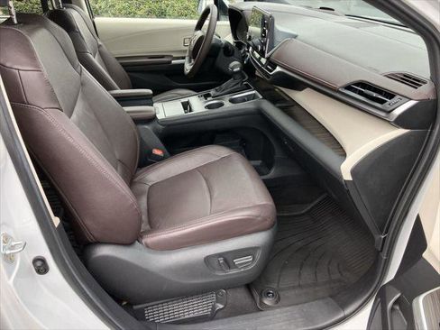 Certified 2024 Toyota Sienna Platinum image 38