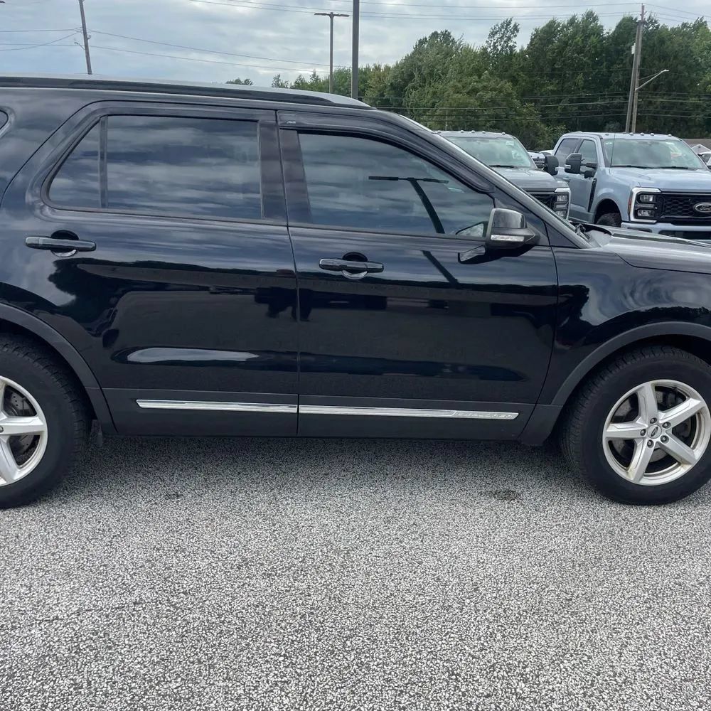 Used 2017 Ford Explorer XLT w/ Equipment Group 202A AWD/4WD image 11