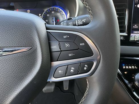 Used 2025 Chrysler Pacifica Select FWD image 17