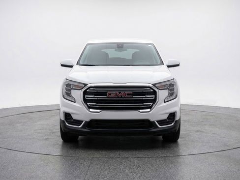Used 2024 GMC Terrain SLE FWD image 2