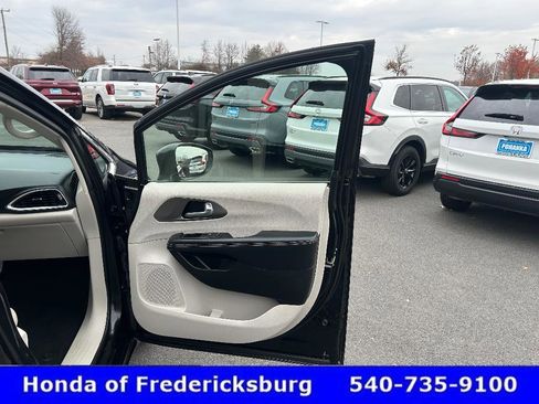 Used 2020 Chrysler Pacifica Touring-L w/ Advanced Safetytec Group image 36