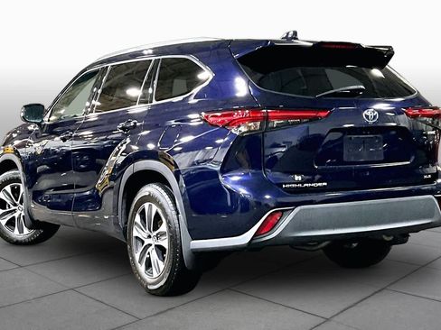 Used 2021 Toyota Highlander XLE AWD/4WD image 12
